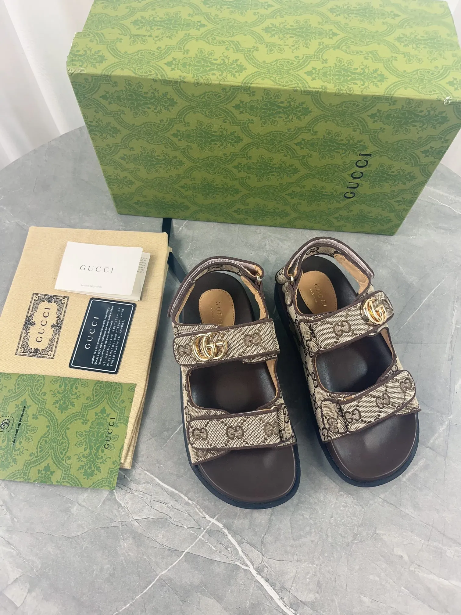 👟👟Ex-factory price 520👟👟 2024 Gucci presbyopic fabric sandals, Gucci special presbyopic canvas fabric with double G metal buckle, fabric: double G presbyopic/imported cowhide, lining: cow lining, outsole: rubber outsole, size: 35-42
